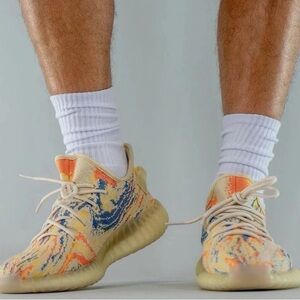adidas Yeezy Boost 350 V2
MX Oat CB